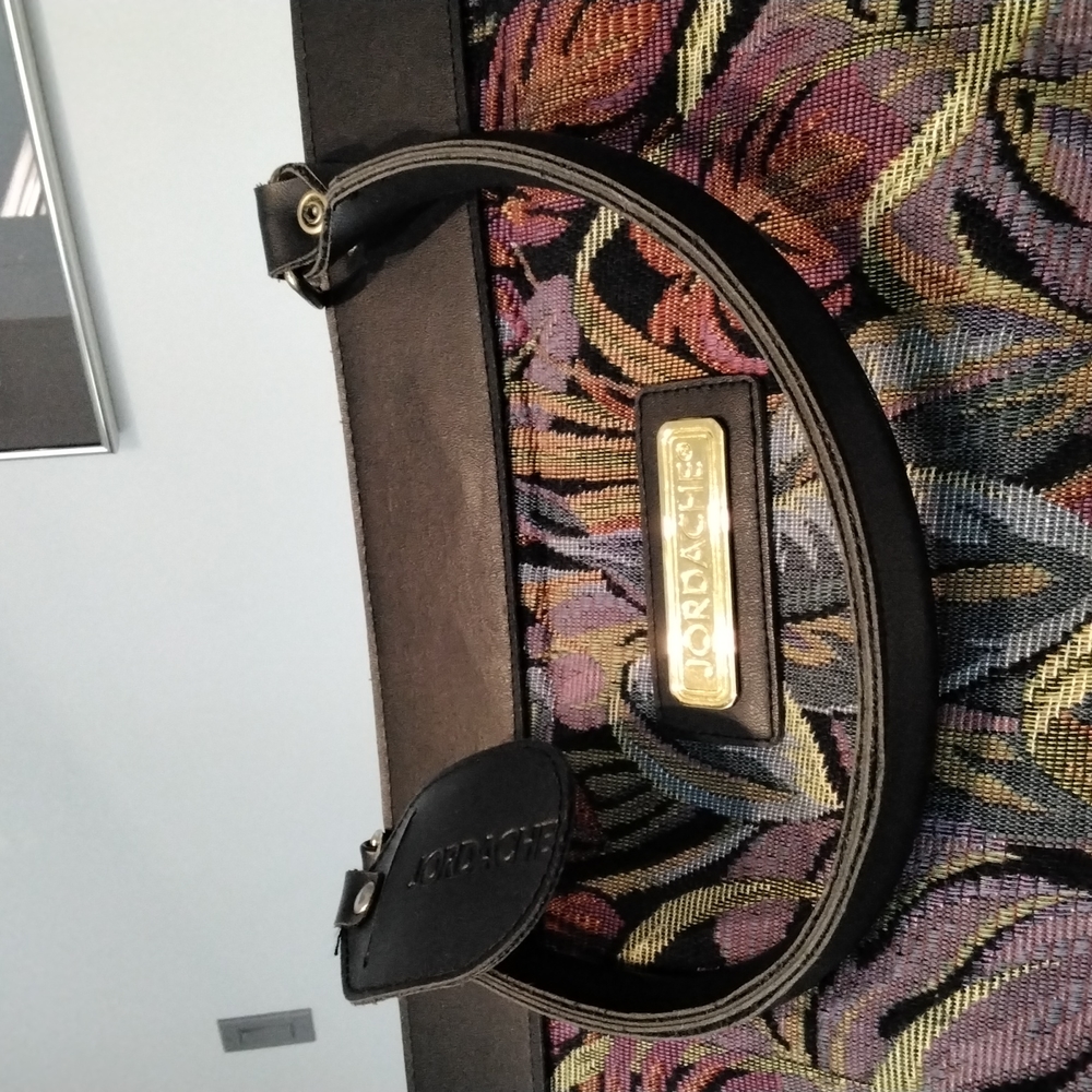 Vintage Jordache midsized tapestry weekender bag (20" wide x 13" high) - Picture 2 of 9
